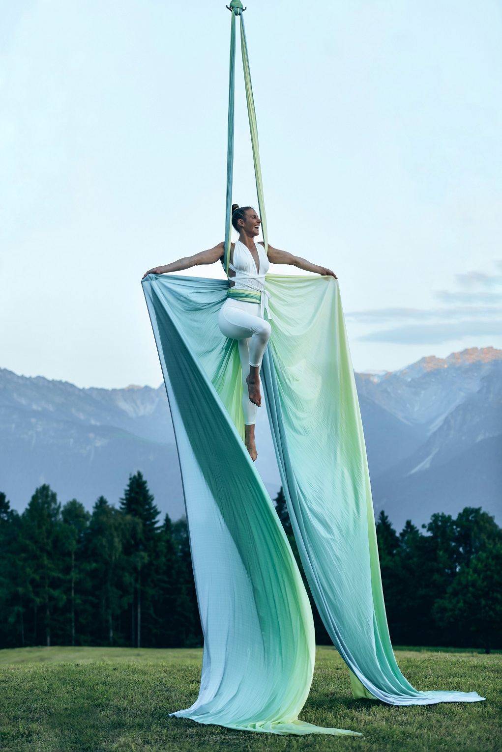 vanessa-pansi-7th-heaven-aerial-silk vanessa pansi eigentümerin von 7th heaven aerial arts am aerial silk vor berglandschaft